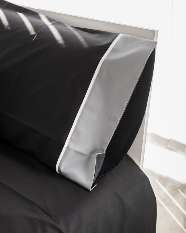 Completo Lenzuola Matrimoniali 100% Cotone Eneas Nero Con Bordo Grigio