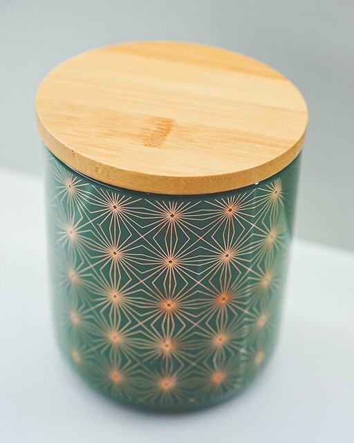 Barattolo Moderno in Ceramica Stile Geometrico con Coperchio in Legno e dettagli in oro
