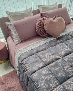 Trapunta Invernale Diana Coconuda Pink Matrimoniale In Tessuto Jacquardato Fondo Nero E Dettagli Rose Gold
