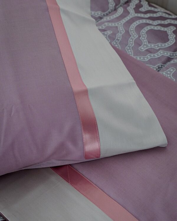 Completo Lenzuola Matrimoniali Perla 100% Cotone e Bordo in Raso Malva e Rosa