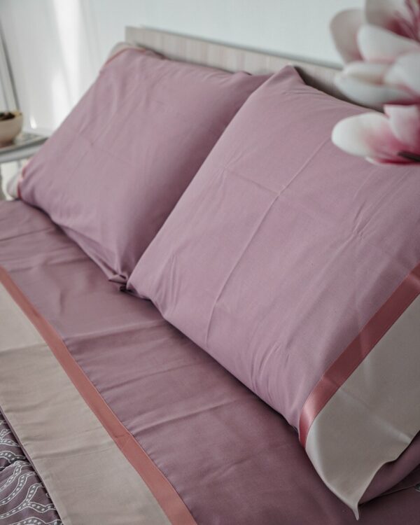 Completo Lenzuola Matrimoniali Perla 100% Cotone e Bordo in Raso Malva e Rosa