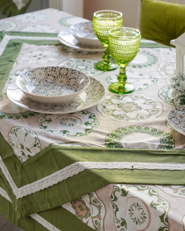 Centrotavola Ambra Verde in Cotone con Bordo Merletto
