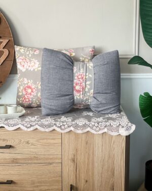 Coppia Cuscino Lilly Un cuscino Rettangolare e Un Cuscino Fiocco in Memory Sfoderabili 2 Varianti