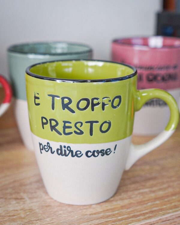 Tazza Mug Allegra Con Scritte in Ceramica AD
