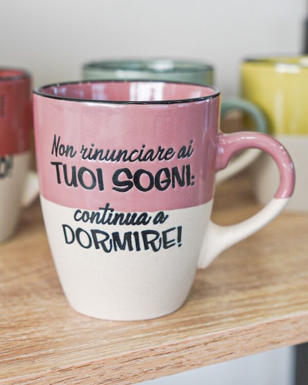 Tazza Mug Allegra Con Scritte in Ceramica AD