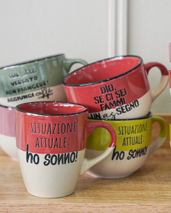 Tazza Mug Allegra Con Scritte in Ceramica AD