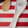 Appoggia Mestolo Con Scritte Rich In Bianco o In Beige