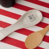 Appoggia Mestolo Con Scritte Rich In Bianco o In Beige