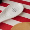 Appoggia Mestolo Con Scritte Rich In Bianco o In Beige