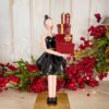 Lady Origami Nera Con Pacchi Rossi Decorazione Natale