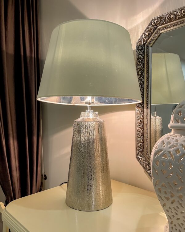 Lampada da Tavolo Elegante Con Cappa Panna e Base Argentata Martellata