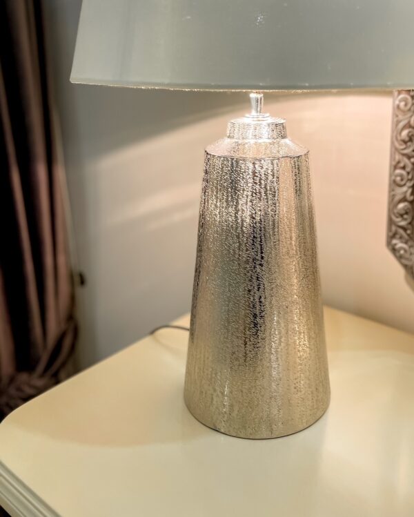 Lampada da Tavolo Elegante Con Cappa Panna e Base Argentata Martellata