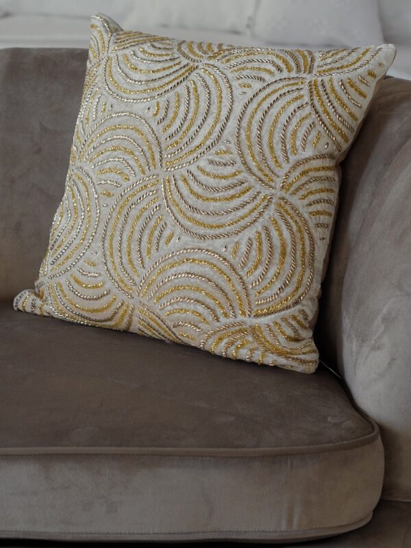 Cuscino Arredo Crema con Applicazioni Dorate Hanna Home Con Zip