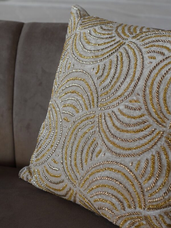 Cuscino Arredo Crema con Applicazioni Dorate Hanna Home Con Zip