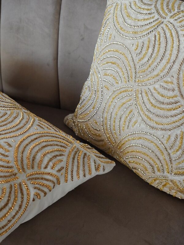 Cuscino Arredo Crema con Applicazioni Dorate Hanna Home Con Zip
