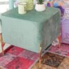 Pouf in Velvet con Piedi in Metallo Dorato