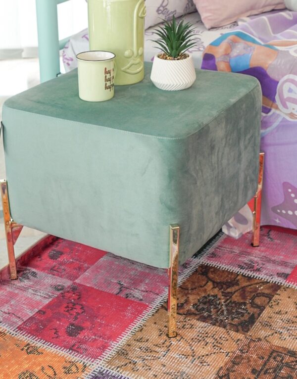 Pouf in Velvet con Piedi in Metallo Dorato