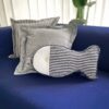 Cuscino Arredo Pesce a Righe Bianco e Blu Con Bottone
