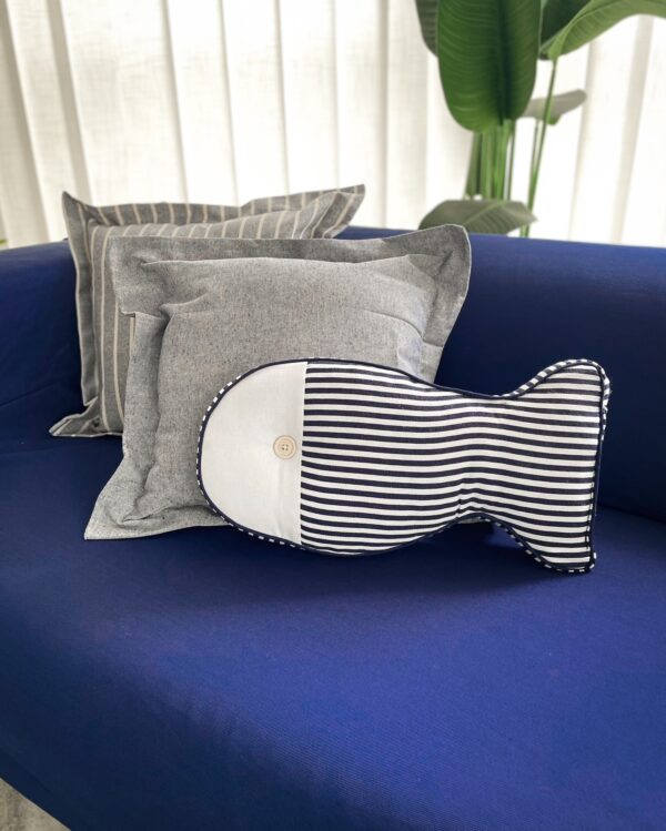 Cuscino Arredo Pesce a Righe Bianco e Blu Con Bottone