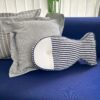Cuscino Arredo Pesce a Righe Bianco e Blu Con Bottone