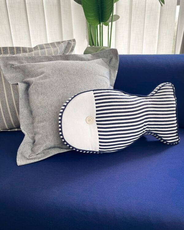 Cuscino Arredo Pesce a Righe Bianco e Blu Con Bottone