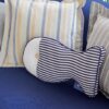 Cuscino Arredo Pesce a Righe Bianco e Blu Con Bottone
