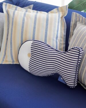 Cuscino Arredo Pesce a Righe Bianco e Blu Con Bottone