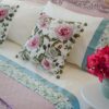 Cuscino Arredo Hanna Home Con Motivo Floreale e Pon Pon Salvia nei due Lati Sfoderabile Con Zip
