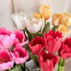 Vaso Bianco in Melamina Con Tulipani Artificiali gialli Rosa Rosso Screziato e Bianchi