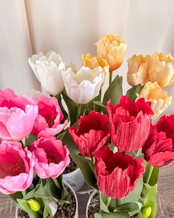 Vaso Bianco in Melamina Con Tulipani Artificiali gialli Rosa Rosso Screziato e Bianchi