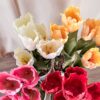 Vaso Bianco in Melamina Con Tulipani Artificiali gialli Rosa Rosso Screziato e Bianchi