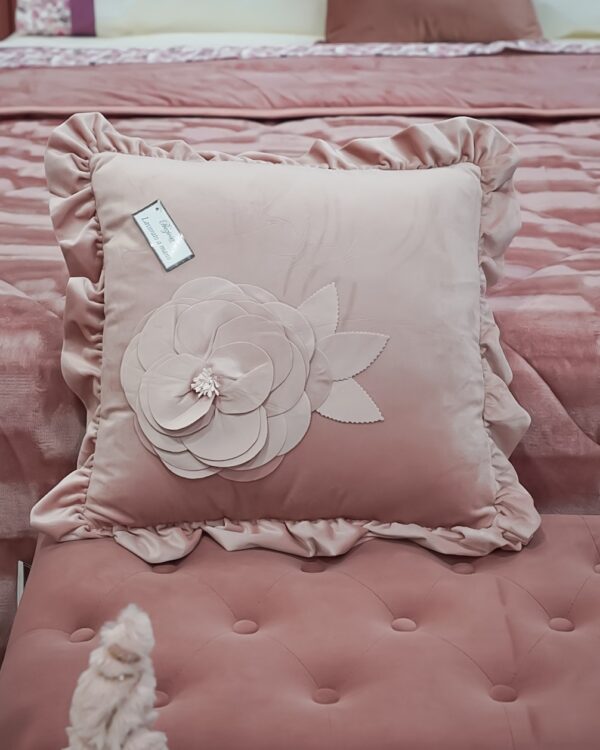 Cuscino Arredo Con Applicazione Fiore in Velluto Con Zip Sfoderabile 45x45 Cm