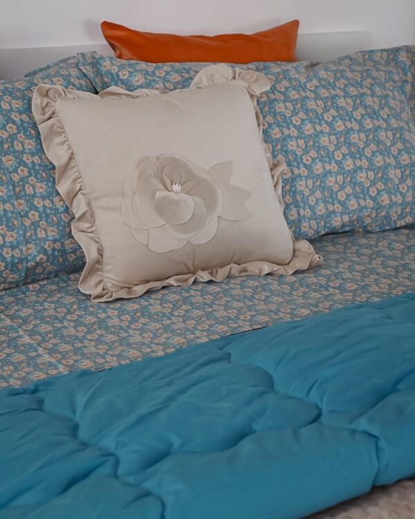 Cuscino Arredo Con Applicazione Fiore in Velluto Con Zip Sfoderabile 45x45 Cm