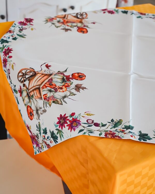Centrotavola in Fantasia Autunnale con Zucca in Lino Grezzo 90x90 cm