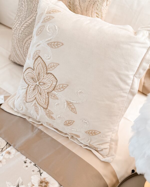 Cuscino Arredo Hanna Home In Velluto Panna Con Ricami Dorati o Bronzo