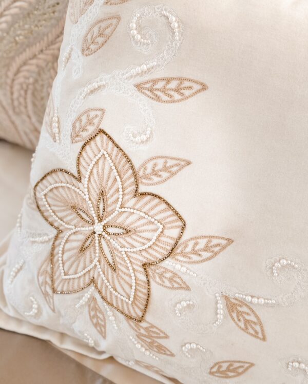 Cuscino Arredo Hanna Home In Velluto Panna Con Ricami Dorati o Bronzo