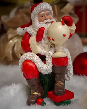 Babbo Natale Seduto Con Decorazioni Nelle Mani Preziosa
