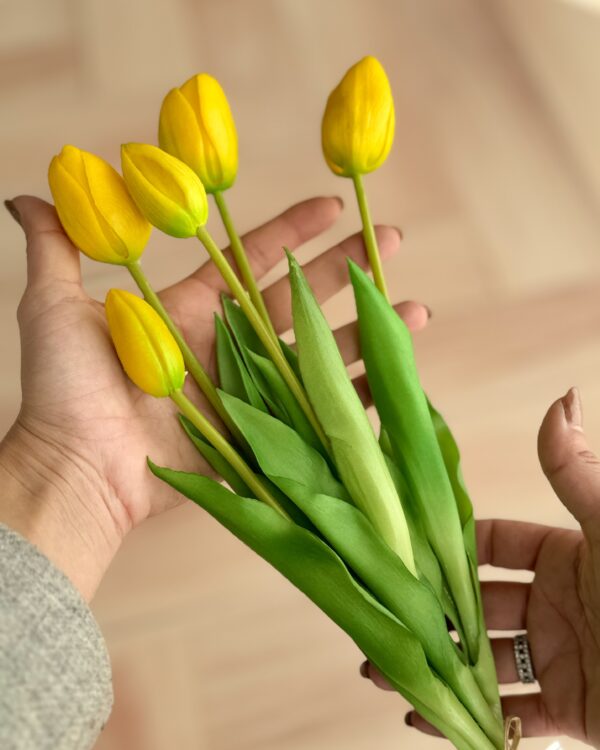 Mazzettino da 5 Tulipani in Gomma Effetto Realistico