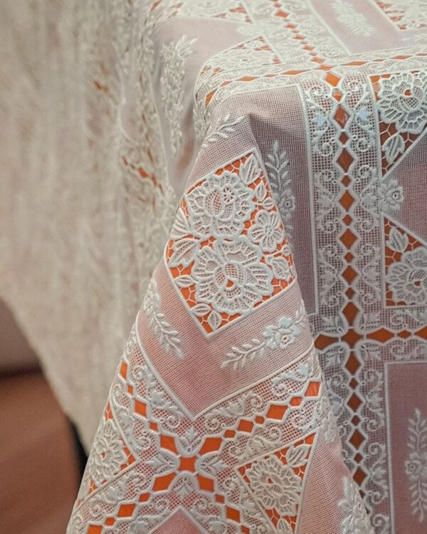 Tokyo Lace Tovagliato a Metraggio Effetto Merletto Con Doppio Fondo Arancio Larghezza 137 Cm