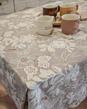 Tokyo Lace Tovagliato a Metraggio Effetto Merletto Doppio Fondo Marrone Larghezza 137 Cm