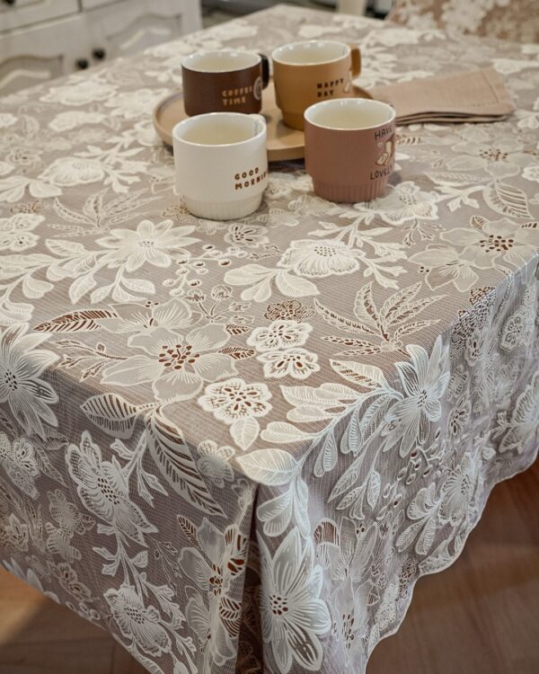 Tokyo Lace Tovagliato a Metraggio Effetto Merletto Doppio Fondo Marrone Larghezza 137 Cm