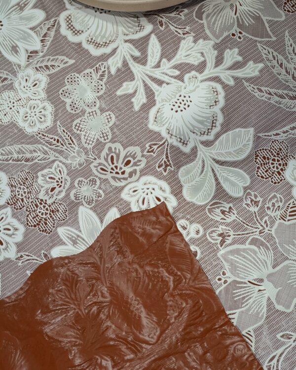 Tokyo Lace Tovagliato a Metraggio Effetto Merletto Doppio Fondo Marrone Larghezza 137 Cm